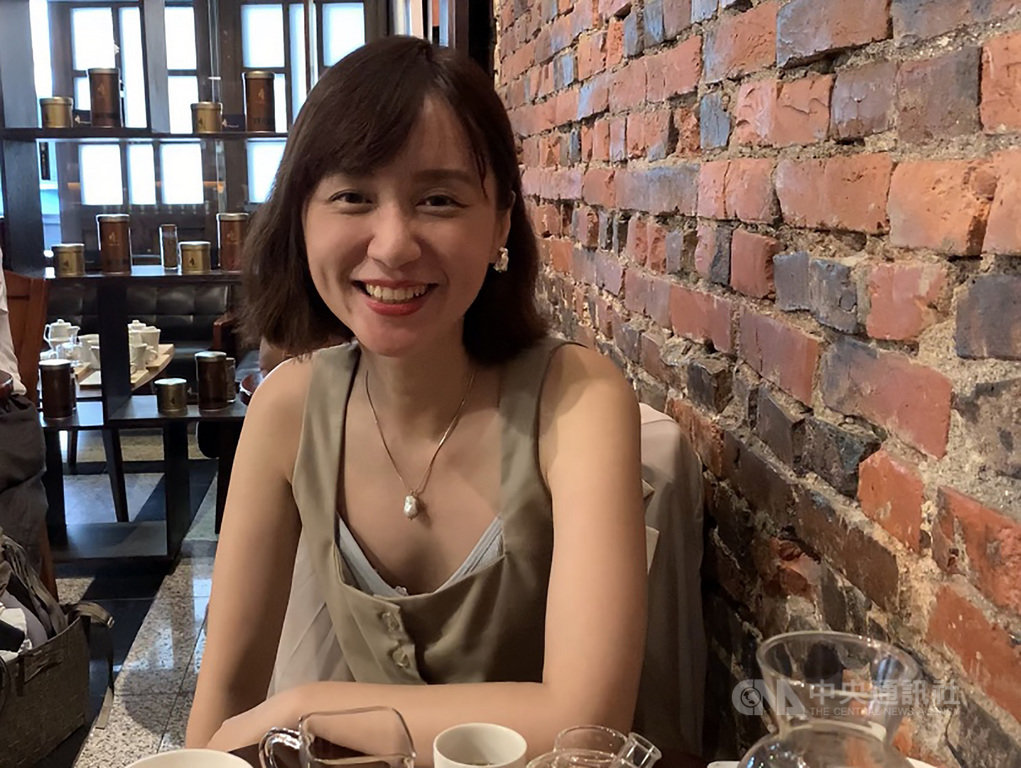 台灣首名攝影學士彭瑞麟孫女彭雅倫(圖)透過整理爺爺的底片與相片,爬梳出彭瑞麟動盪、充滿挫折又傳奇一生。中央社記者葉臻攝 109年8月16日