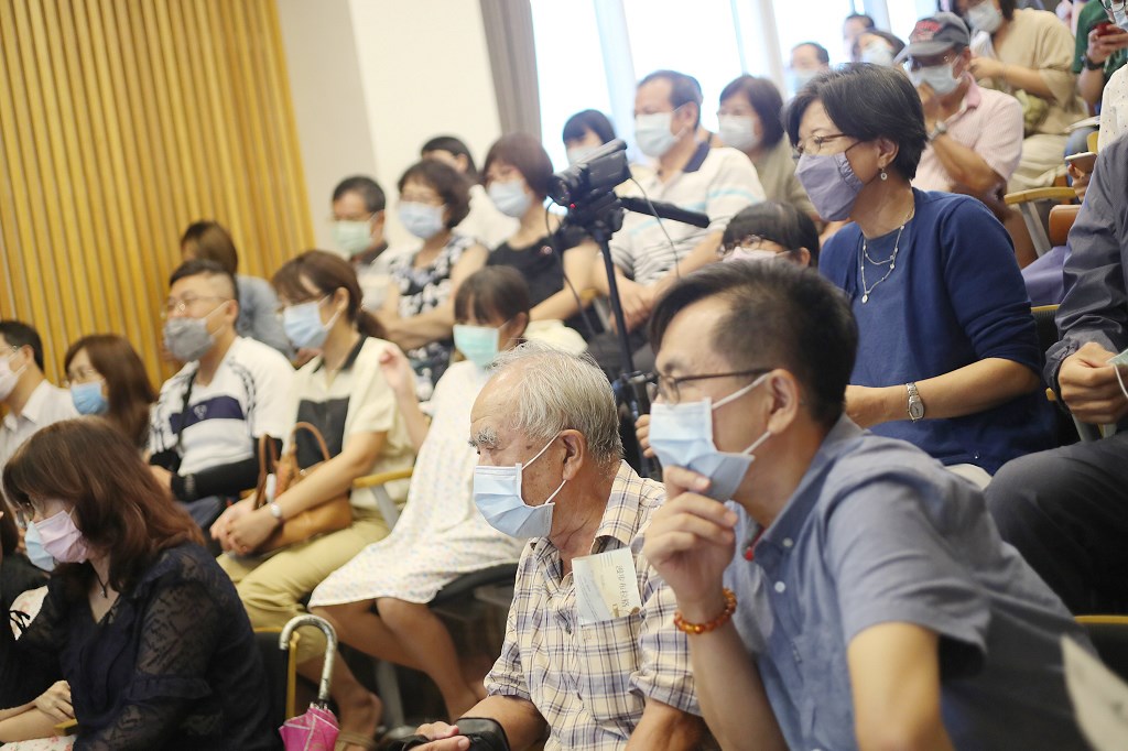 聲泊廳內的售票音樂會,民眾戴著口罩聆聽演出。
