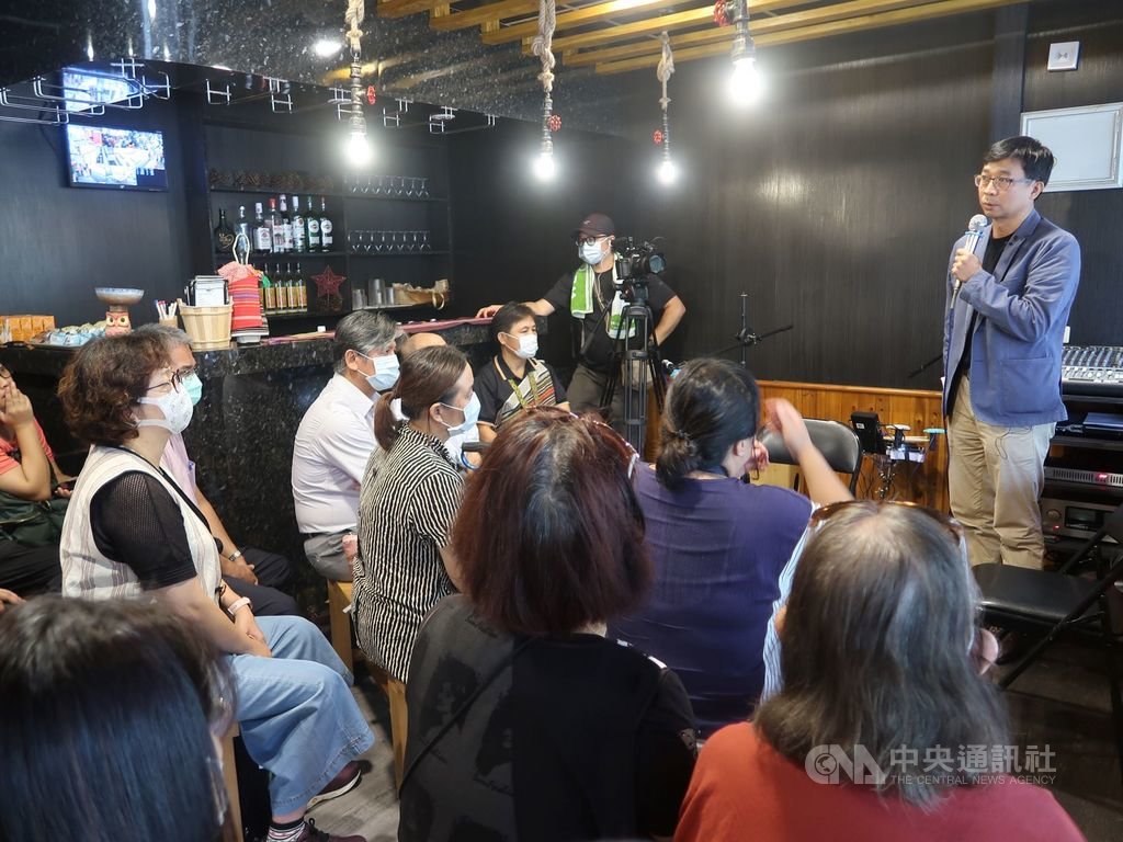 「原音重現:原住民族文學轉型正義特展」行動展巡迴至桃園,16日開幕,國家人權博物館館長陳俊宏(後右)期盼透過展覽串起人權館與各部落的連結,延續泰雅族政治菁英樂信.瓦旦的理念與精神,共同逐步探討、面對長期的結構不正義。(人權館提供)中央社記者葉冠吟傳真 109年8月16日