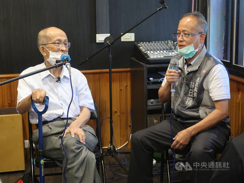 「原音重現:原住民族文學轉型正義特展」行動展巡迴至桃園,16日開幕,泰雅族政治菁英樂信.瓦旦么子、醫師林昌運(左)進行專題講座,桃園市政府原住民族行政局長林日龍(右)也到場分享白色恐怖受難者家屬身分在生活中面臨的困難。(人權館提供)中央社記者葉冠吟傳真 109年8月16日