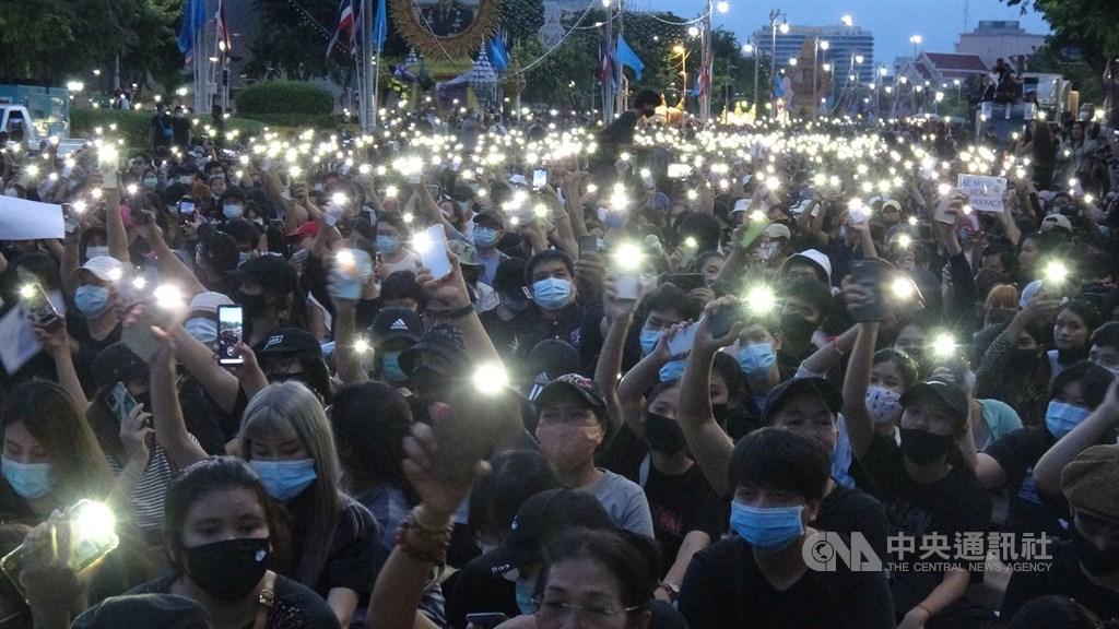 泰國上萬名抗議人士16日晚間聚集在民主紀念碑前,呼籲解散國會和修憲。這是泰國2014年軍事政變至今最大規模的抗議,集會到晚間民眾拿出手機形成燈海。中央社記者呂欣憓曼谷攝 109年8月16日