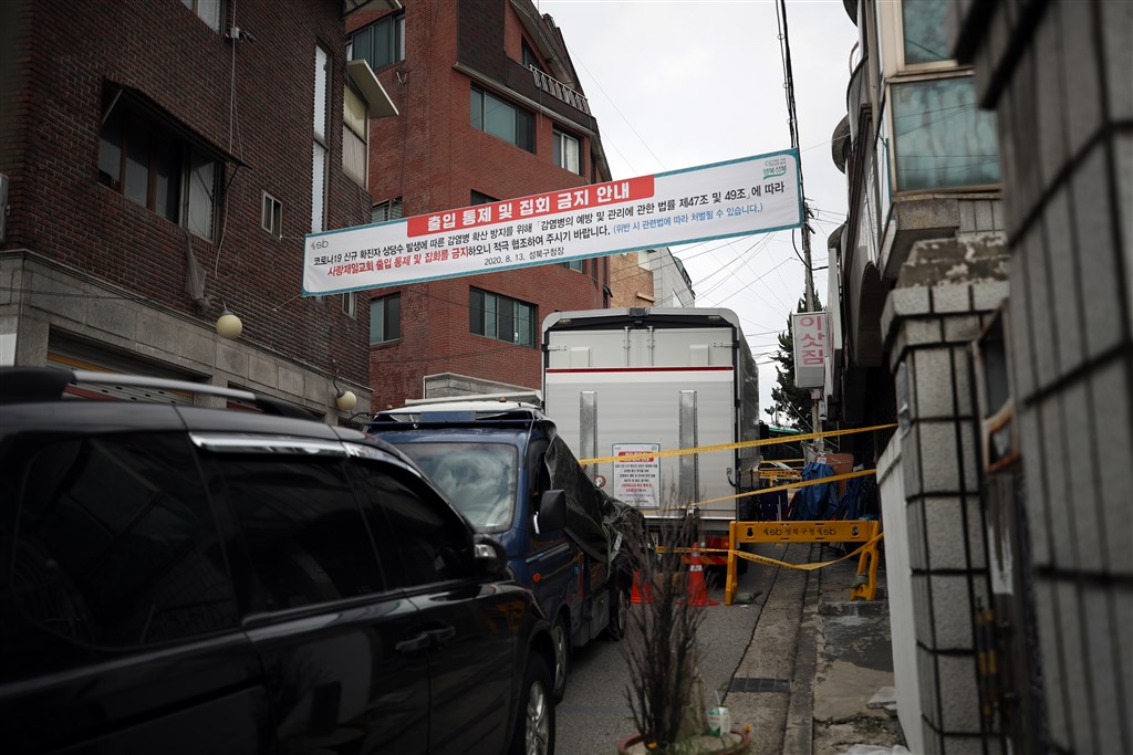 韓國首爾市內的愛心第一教會牧師帶頭違反武漢肺炎防疫隔離規定,還有確診信徒從醫院逃跑,當局憂心這波疫情風險可能比新天地教會群聚感染更高。圖為政府掛布條禁止市民進入愛心第一教會。(韓聯社)