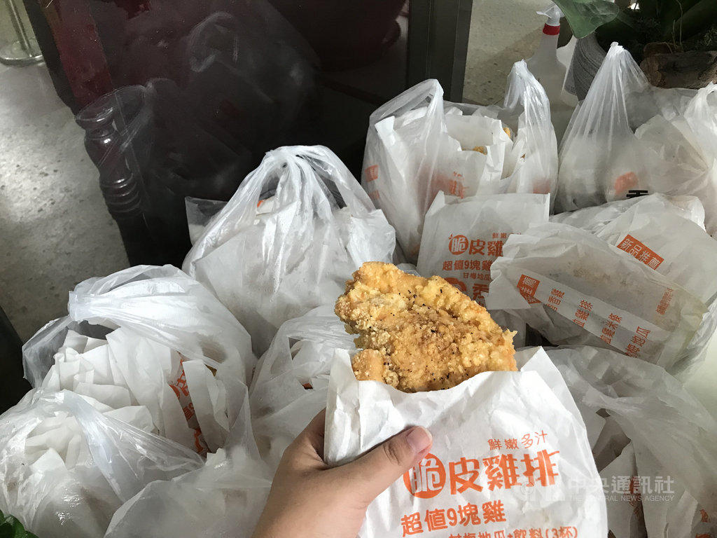 雲林縣虎尾雞排店業者14日接到民進黨立委何志偉的訂單後就開始備貨,17日上午8時開始炸雞排,分三批送到雲林縣虎尾警分局。中央社記者姜宜菁攝 109年8月17日