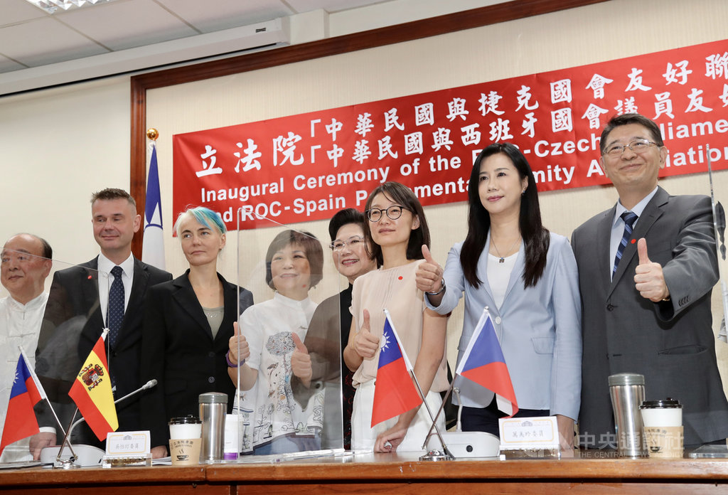 立委跨黨派組成立法院「中華民國與西班牙國會議員友好協會」,17日舉行成立大會。由國民黨立委吳怡玎(右3)出任會長,立法院祕書長林志嘉(右)代表院長游錫堃與會祝賀。中央社記者張皓安攝 109年8月17日