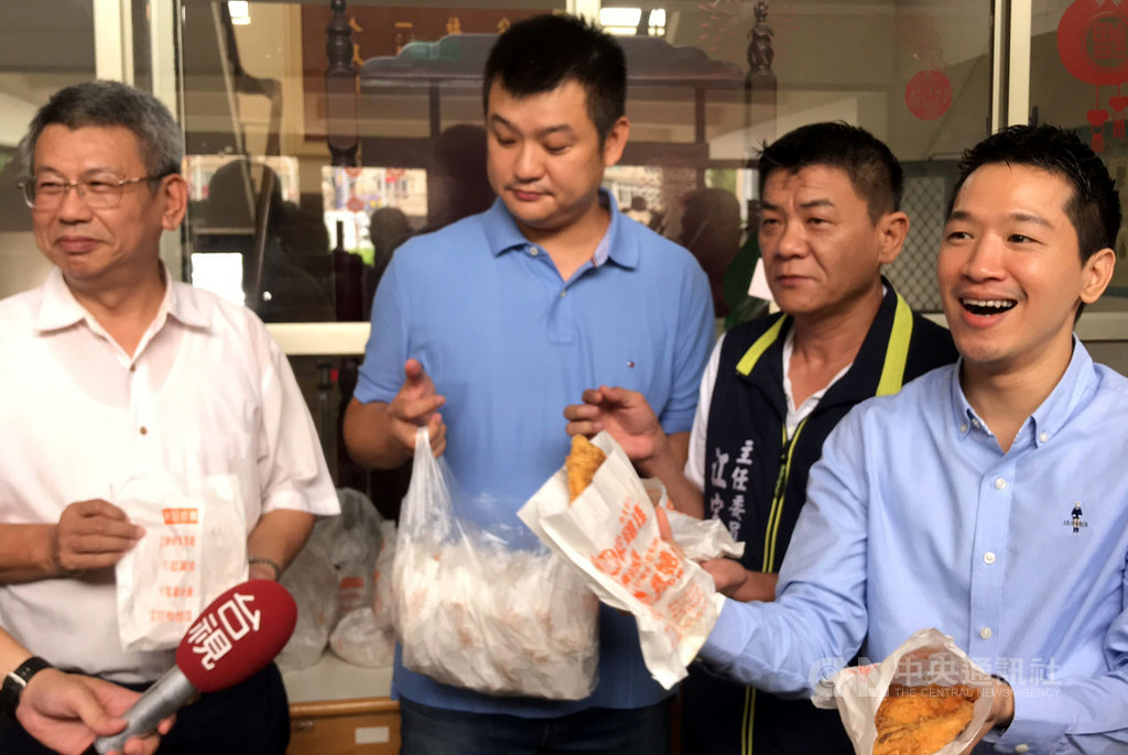 雲林縣虎尾警分局日前破獲國內首宗偽造振興三倍券案,民進黨立委何志偉(右1)17日兌現承諾,在民進黨雲林縣黨部主委江宗保(右2)等人陪同下,贈送200份雞排給警察,力讚警察破案能力。中央社記者姜宜菁攝 109年8月17日