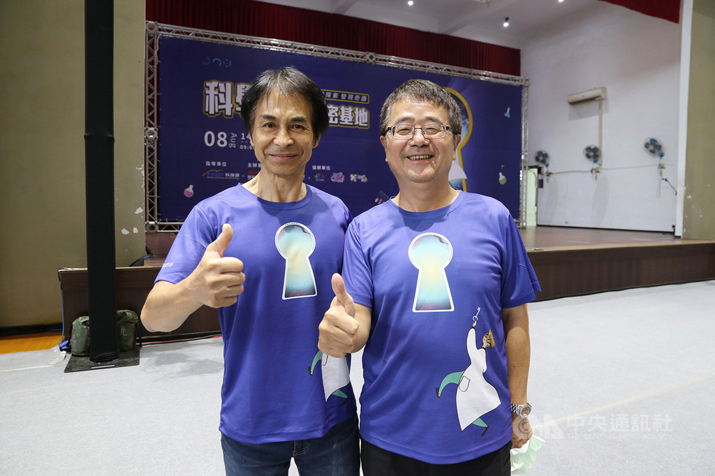 國家太空中心主任林俊良(左)、中興大學農業暨自然資源學院院長詹富智(右)合作台灣種子上太空計畫,研究太空環境對植物的影響。(中興大學提供)中央社記者趙麗妍傳真 109年8月17日