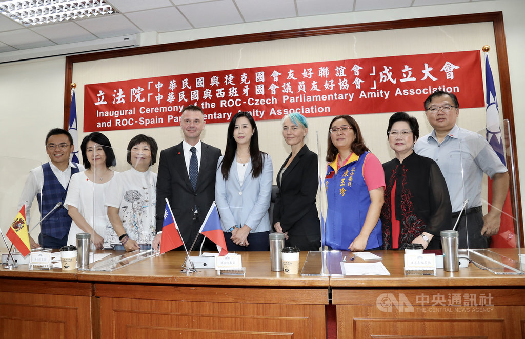 立委跨黨派組成立法院「中華民國與捷克國會友好聯誼會」,17日舉行成立大會。由國民黨立委萬美玲(中)出任會長,捷克駐台代表朗樂(Patrick Rumlar)(左4)等出席。中央社記者張皓安攝 109年8月17日
