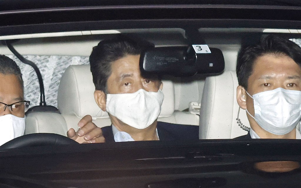 日本首相安倍晉三(中)17日在東京慶應大學附設醫院待了約7.5小時後,傍晚離院返回官邸。(共同社)