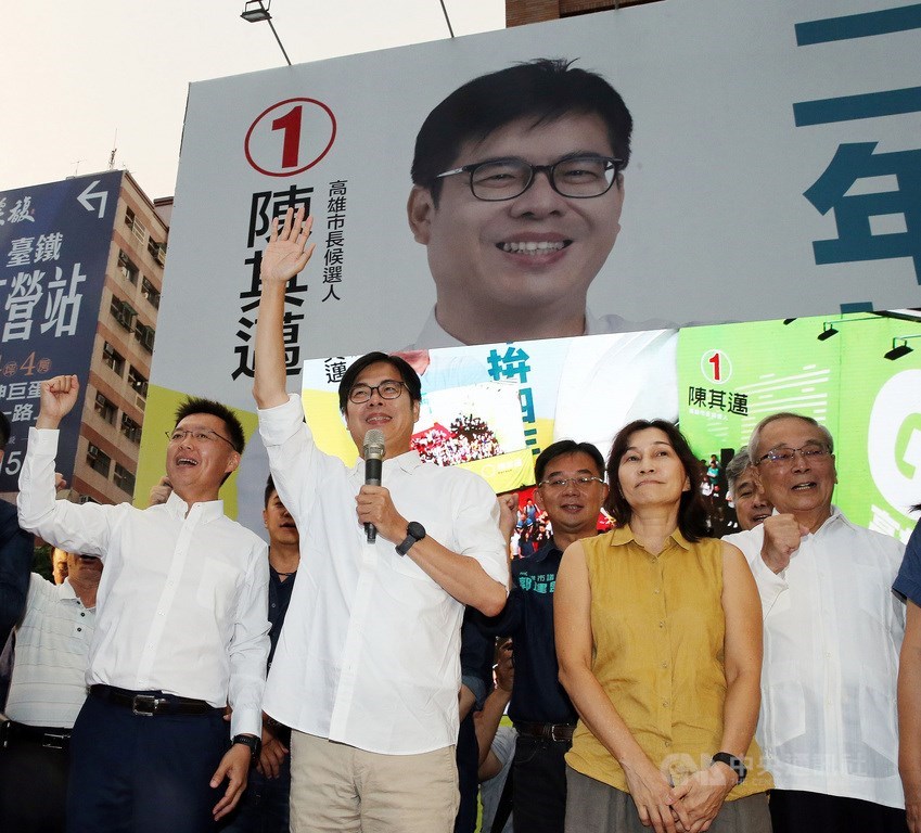 高雄市第3屆市長補選結果15日揭曉,民進黨候選人陳其邁(前左2)以逾67萬票順利當選。中央社記者郭日曉攝 109年8月15日