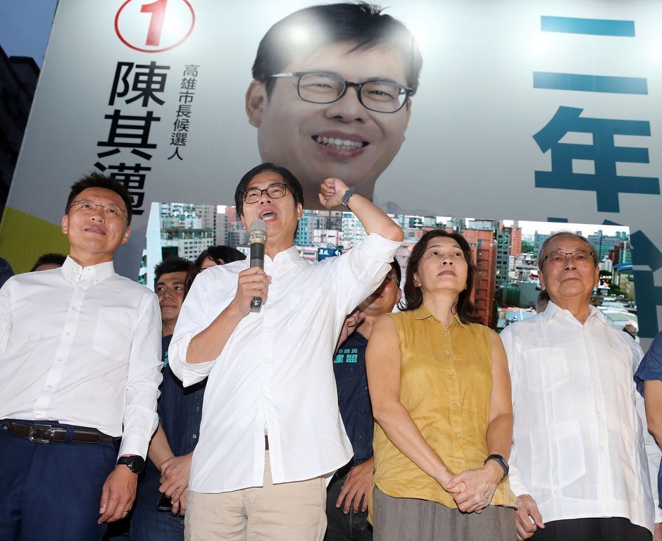 民進黨高雄市長補選候選人陳其邁(左2)15日以逾67萬票當選。中央社記者郭日曉攝 109年8月15日