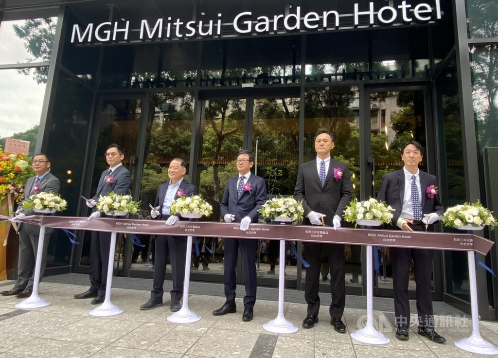 日本三井不動產集團看好台灣的飯店市場,旗下的飯店品牌Mitsui Garden Hotel海外首家地點就選在台北的捷運忠孝新生附近,18日宣布正式對外試營運;並由和苑三井花園飯店總經理戶田真人(右)等人共同剪綵開幕。中央社記者余曉涵攝 109年8月18日