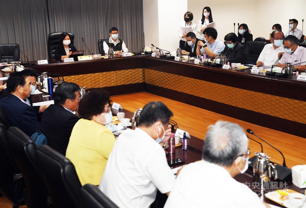 勞動部長許銘春(後左)18日在勞動部主持基本工資審議委員會,邀請勞方資方代表、學者專家會商尋求共識。中央社記者施宗暉攝 109年8月18日
