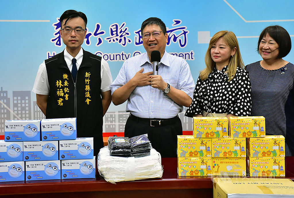 新竹縣長楊文科(左2)18日表示,為協助美國姊妹市芝加哥衛斯蒙市對抗疫情,縣府捐贈1萬個口罩、1000個口罩套及500件防護衣,衛斯蒙市姊妹市委員會主席楊于萱(右2)表示感謝。中央社記者郭宣彣攝 109年8月18日