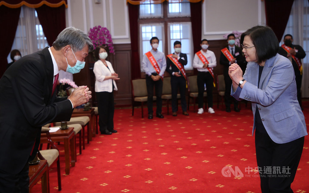 總統蔡英文(右)18日在總統府接見2020第13屆崇越論文大賞特優及優等論文得獎碩博士生,與崇越集團董事長郭智輝(左)致意。中央社記者鄭傑文攝 109年8月18日