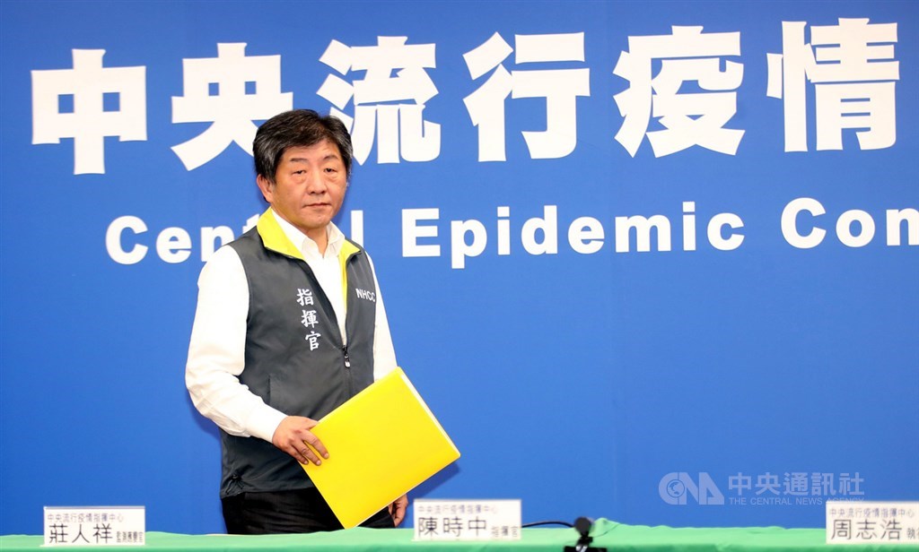 從美國返台確診者在居家檢疫時無症狀,卻被彰化縣衛生局採檢,這與目前採檢政策不同,疫情指揮中心18日說,指揮官陳時中(圖)已要求政風單位介入調查。(中央社檔案照片)
