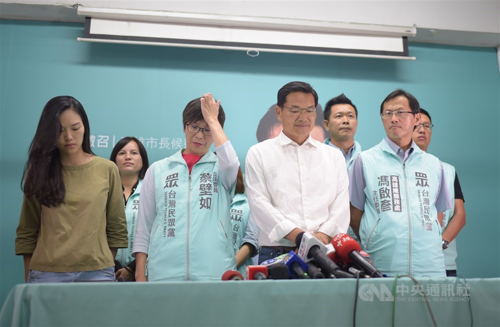 高雄市長補選結果15日揭曉,民眾黨候選人吳益政(前右2)晚間在競總承認敗選,並祝福民進黨候選人陳其邁;他也提到高雄市長的擔子不好擔,若有需要會盡力幫忙。前左2為民眾黨立委蔡壁如。中央社記者侯文婷攝 109年8月15日