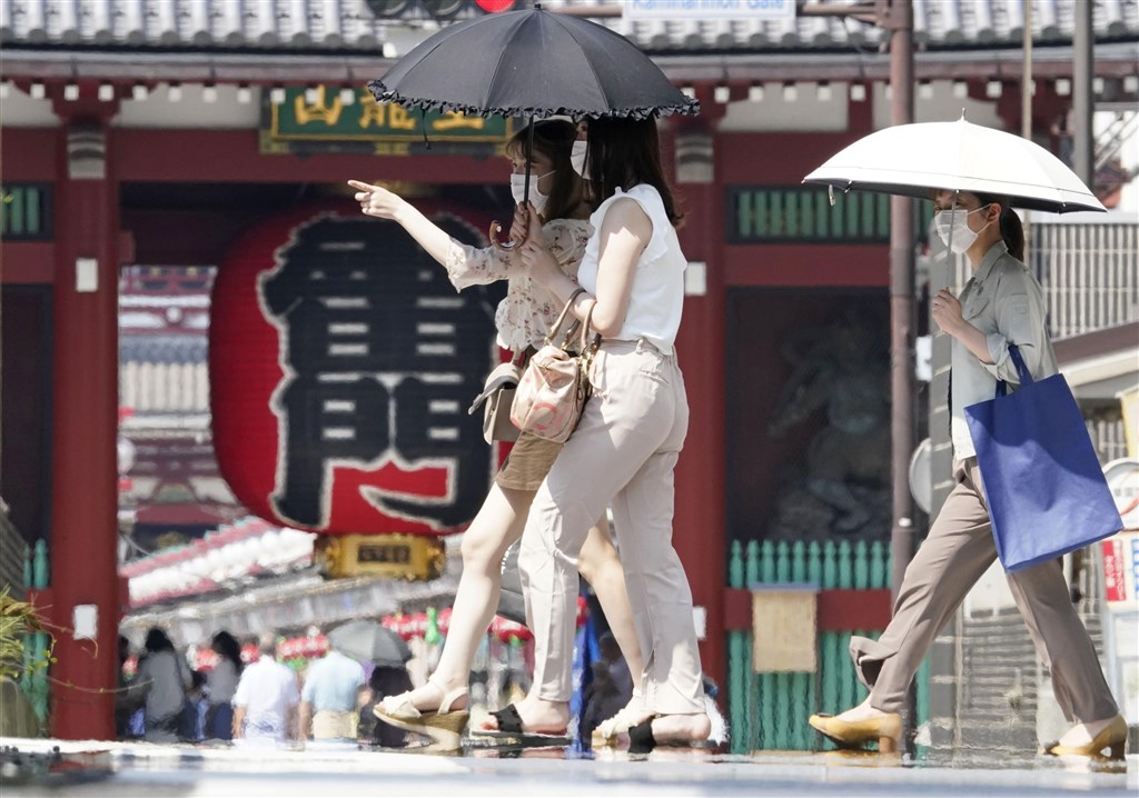 日本近期高溫不斷,東京都監察醫務院統計,東京都8月以來因中暑過世的,已達到79人。圖為東京淺草17日下午民眾在酷暑下撐傘。(共同社)