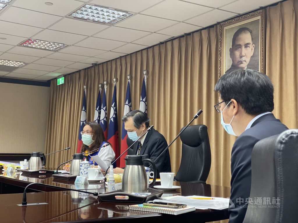 國民黨立委陳玉珍(左)19日赴大陸委員會考察,要求政府公開陸籍子女、團聚陸配及陸生的開放入境規劃,陸委會主委陳明通(中)表示,正在準備當中。中央社記者賴言曦攝 109年8月19日