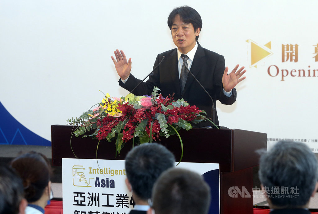 副總統賴清德(圖)19日在南港展覽館出席亞洲工業4.0暨智慧製造系列展開幕典禮,致詞時表示,盼望企業界在時代變化和產業鏈重組下,回到台灣加速投資,台灣有關鍵的戰略位置,企業界選擇對的戰略位置,打造台灣成為智慧國家。中央社記者鄭傑文攝 109年8月19日