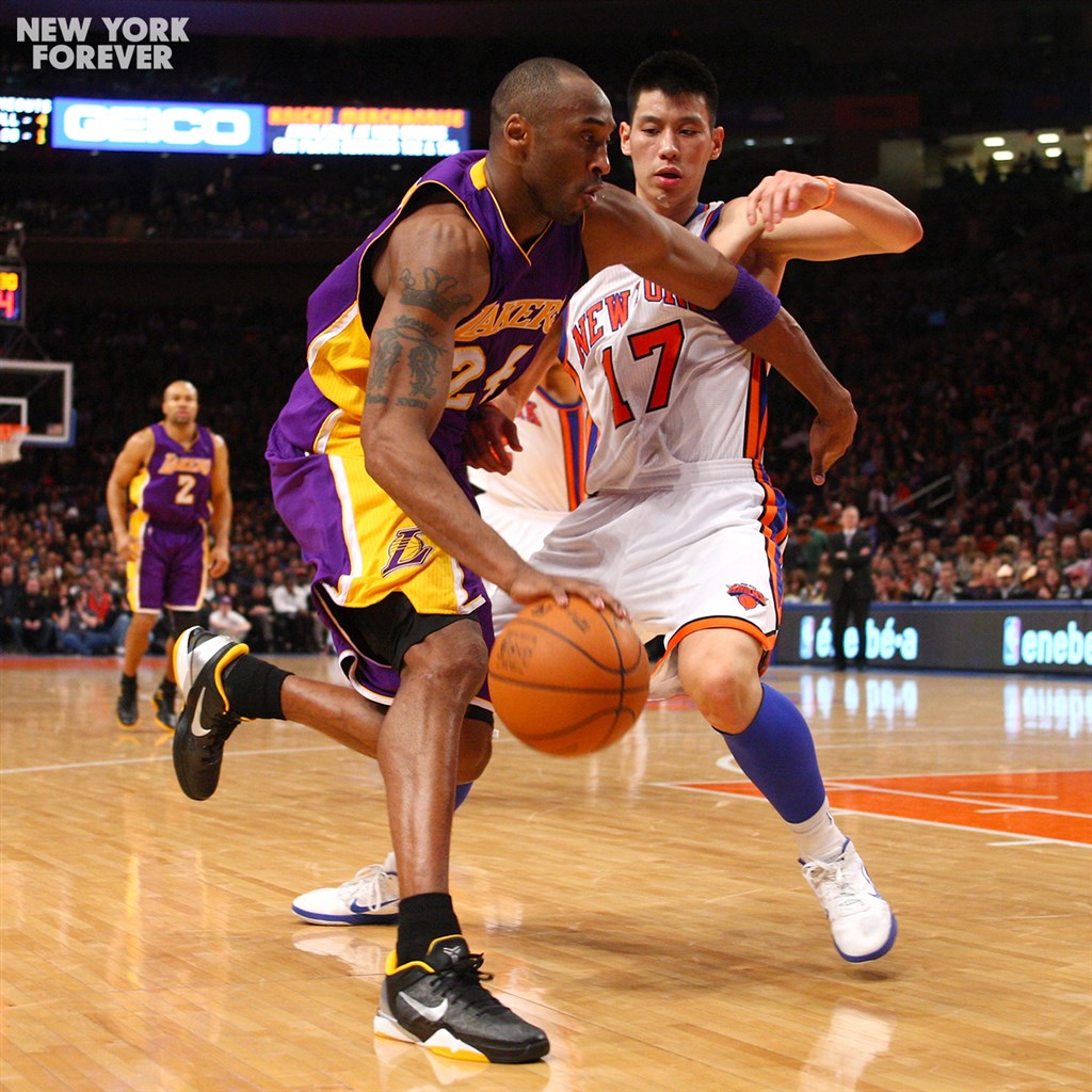 林書豪(右)2012年效力尼克隊期間出戰湖人隊,在已逝傳奇球星Kobe Bryant面前飆出生涯最高單場38分。(圖取自twitter.com/nyknicks)