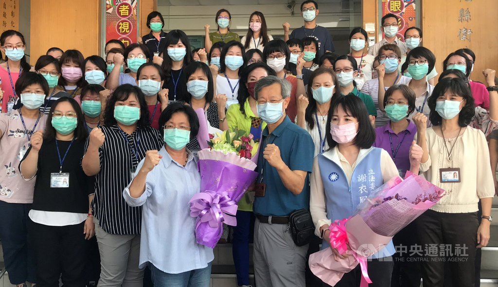 彰化縣衛生局採檢無症狀居家檢疫者引發爭議,彰化縣長王惠美(前左4)19日特別前往彰化縣衛生局,替局長葉彥伯(前左5)以及衛生局同仁加油打氣,王惠美說,如果要調查的話,「連我一起調查」,有事她負責。中央社記者吳哲豪彰化攝 109年8月19日