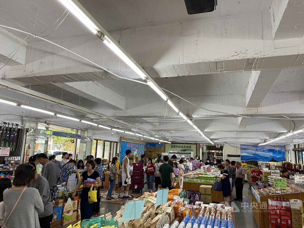近期花蓮湧入大量遊客,富里鄉農會羅山展售中心天天擠滿人潮,採購當地米、加工食品等,農會感謝政府振興措施,包裝米的銷售量大幅成長,與去年7、8月同期相比,成長90%。中央社記者李先鳳攝 109年8月20日
