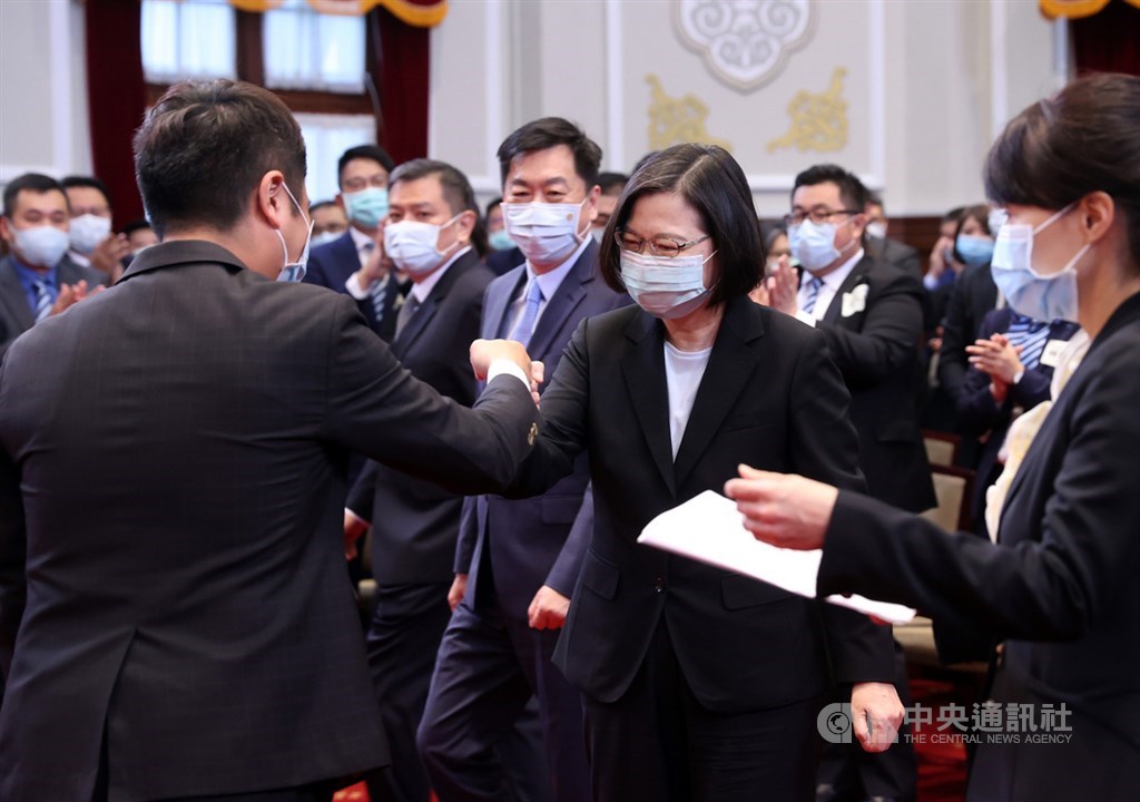總統蔡英文(前中)20日在總統府接見國際青年商會中華民國總會第68屆重要幹部,和與會者擊拳致意。中央社記者鄭傑文攝 109年8月20日
