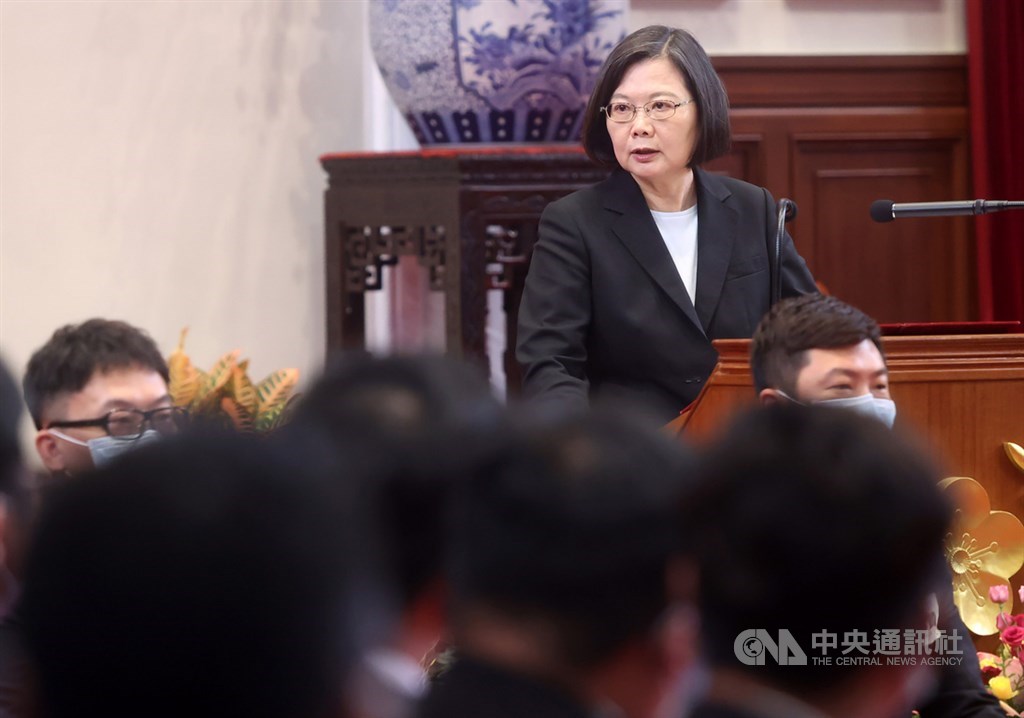總統蔡英文(後右)20日致詞時表示,為了挺勞工、挺企業,政府推出史上最大規模新台幣1兆500億元的紓困振興方案,後續也要推動「紓困3.0」。中央社記者鄭傑文攝 109年8月20日