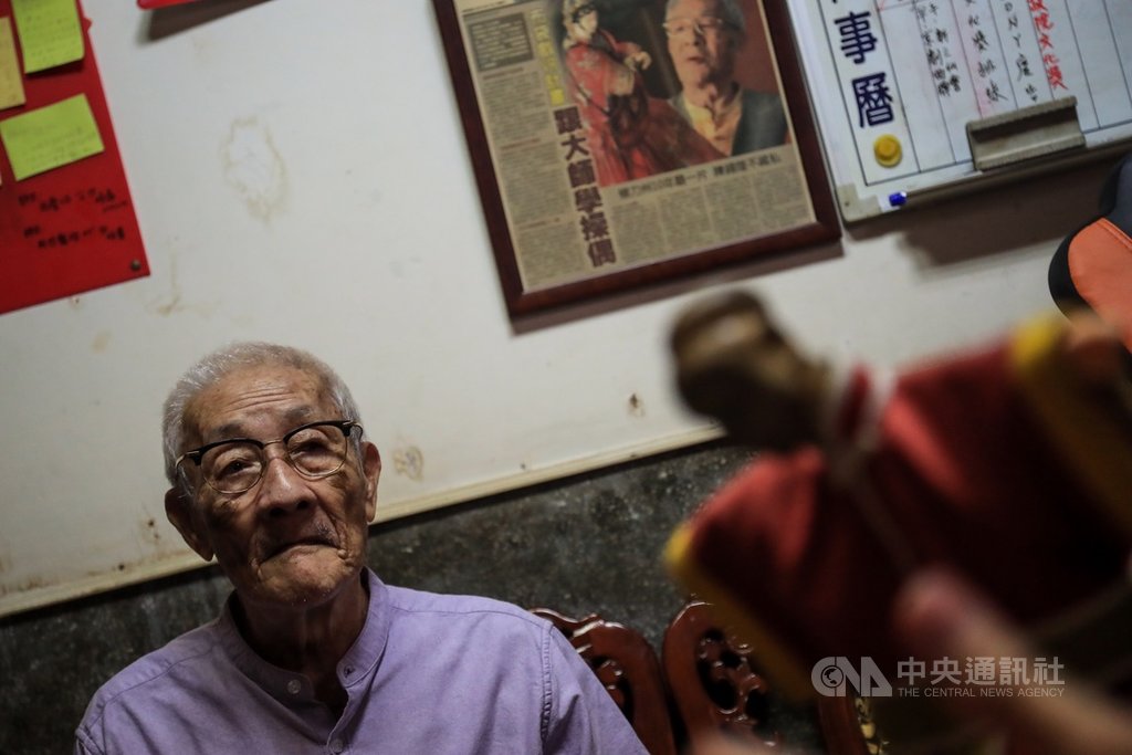 掌中戲國寶陳錫煌(圖)是布袋戲大師李天祿的長子;但身為李天祿的兒子,陳錫煌沒有得到特別禮遇,小學畢業後就加入戲班,跟著父親到各地演出布袋戲。中央社記者吳家昇攝 109年8月20日