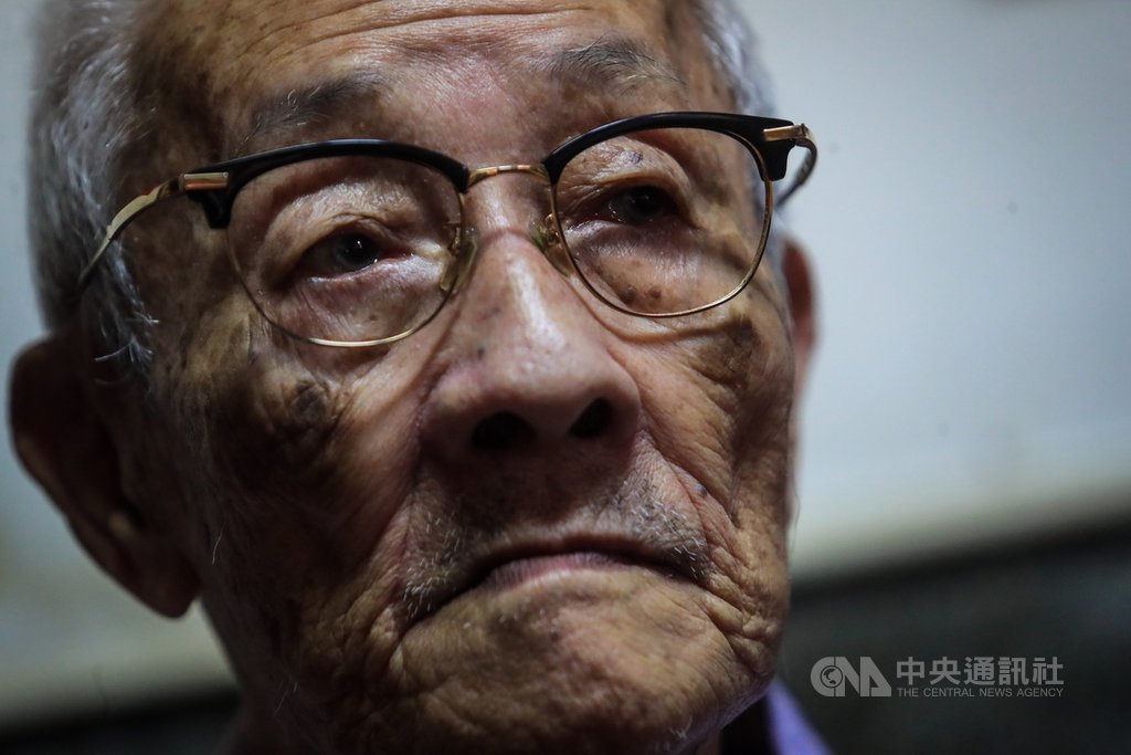 掌中戲國寶陳錫煌(圖)長年表演布袋戲,除了動手也得動腦,90歲了身體仍然硬朗,今年因為疫情再加上心臟裝支架,才讓師傅的步調放慢。中央社記者吳家昇攝 109年8月20日