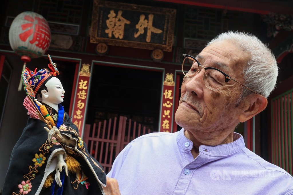 1931年出生的陳錫煌(圖),是布袋戲大師李天祿的長子,由於李天祿入贅陳家,娶了樂花園戲班女兒,按約定長子必須姓陳,因此陳錫煌才從母姓,不姓李。中央社記者吳家昇攝 109年8月20日