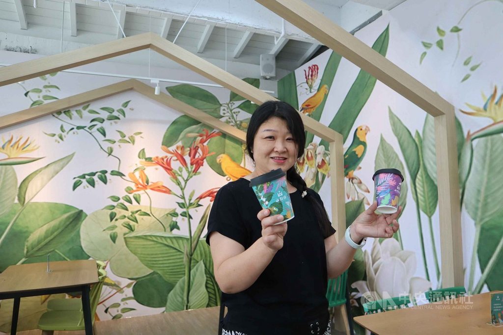 富里鄉農會利用展售中心的另一側,規劃為「山點頭」咖啡廳;牆面特別選用3D立體壁畫,呈現大自然的氛圍。農會總幹事張素華(圖)介紹「山點頭」由來。中央社記者李先鳳攝 109年8月20日