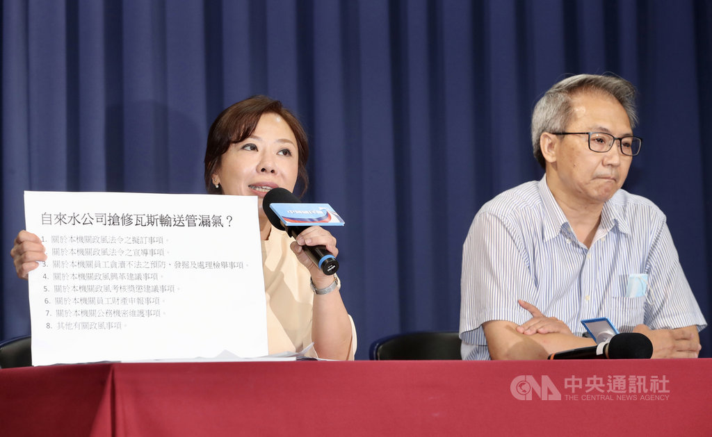 國民黨副祕書長李彥秀(左)、中華民國防疫學會理事長王任賢(右)20日在國民黨中央總部舉行記者會,聲援彰化縣衛生局,呼籲政府評估檢討現行採檢政策,停止威逼、消費醫事人員的行為。中央社記者張皓安攝 109年8月20日