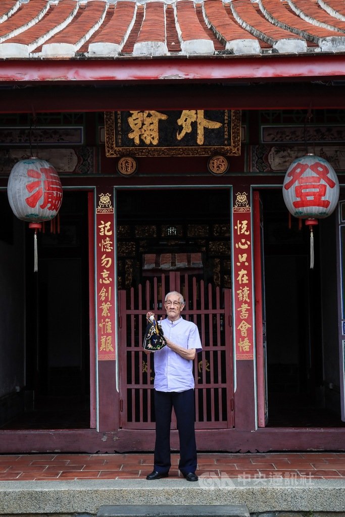 走進掌中戲國寶陳錫煌住的陳悅記祖宅,這棟在地方上被稱為「老師府」的建築,興建於1807年,是大龍峒在大清時期文風鼎盛的象徵。陳錫煌打從出生就住在這棟古厝至今。中央社記者吳家昇攝 109年8月20日