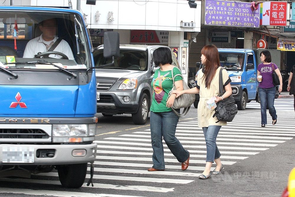 交通部與警政署21日共同宣布,9月1日起實施全國路口安全大執法,維護路口安全及行人路權,提升用路人守法觀念。(中央社檔案照片)