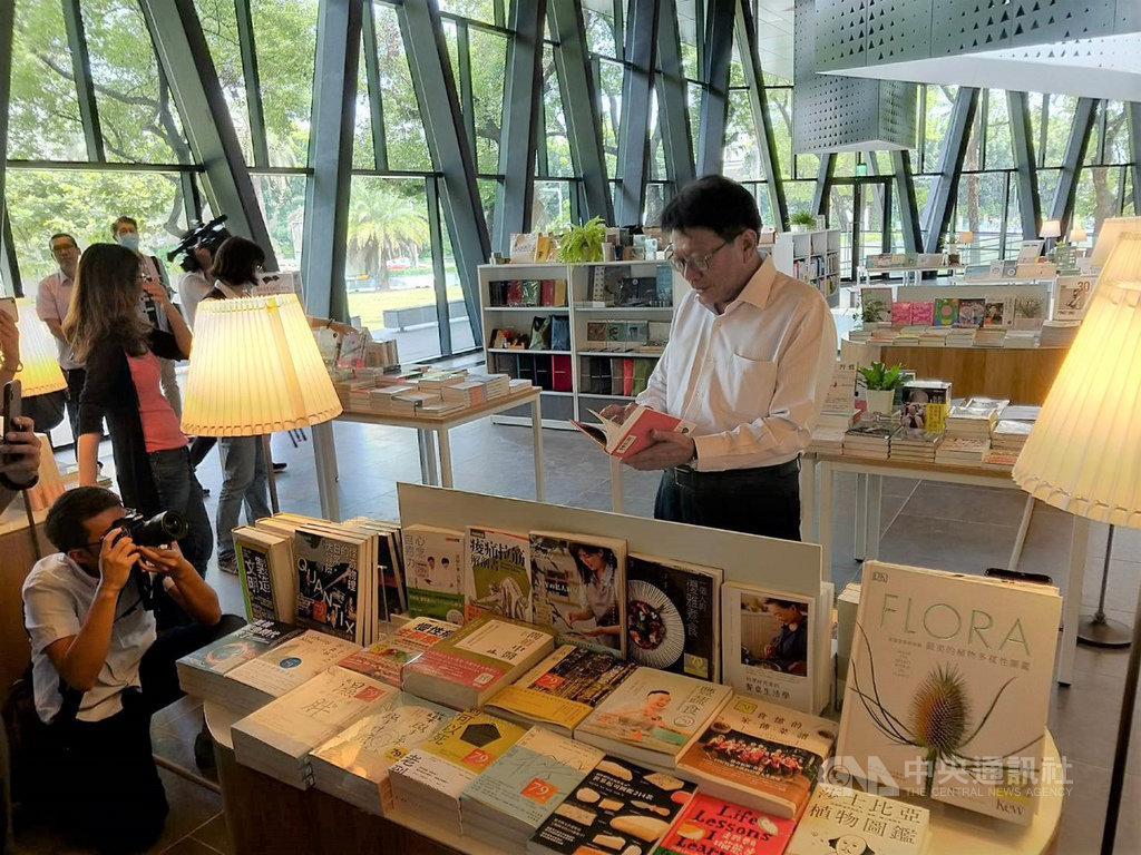 歷經2年施工的屏東縣立圖書館將在28日營運,21日舉行記者會由縣長潘孟安(右)開箱,這也是全台首創以園區概念整建的森林圖書館。中央社記者郭芷瑄攝 109年8月21日