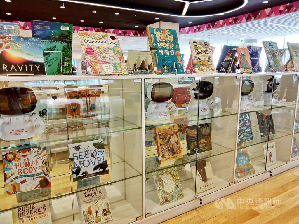屏東縣立圖書館是全台首創以園區概念整建的森林圖書館,閱讀空間設計新穎,打造0至100歲的全齡空間。圖為兒童閱讀區,提供讓機器人與兒童互動。中央社記者郭芷瑄攝 109年8月21日
