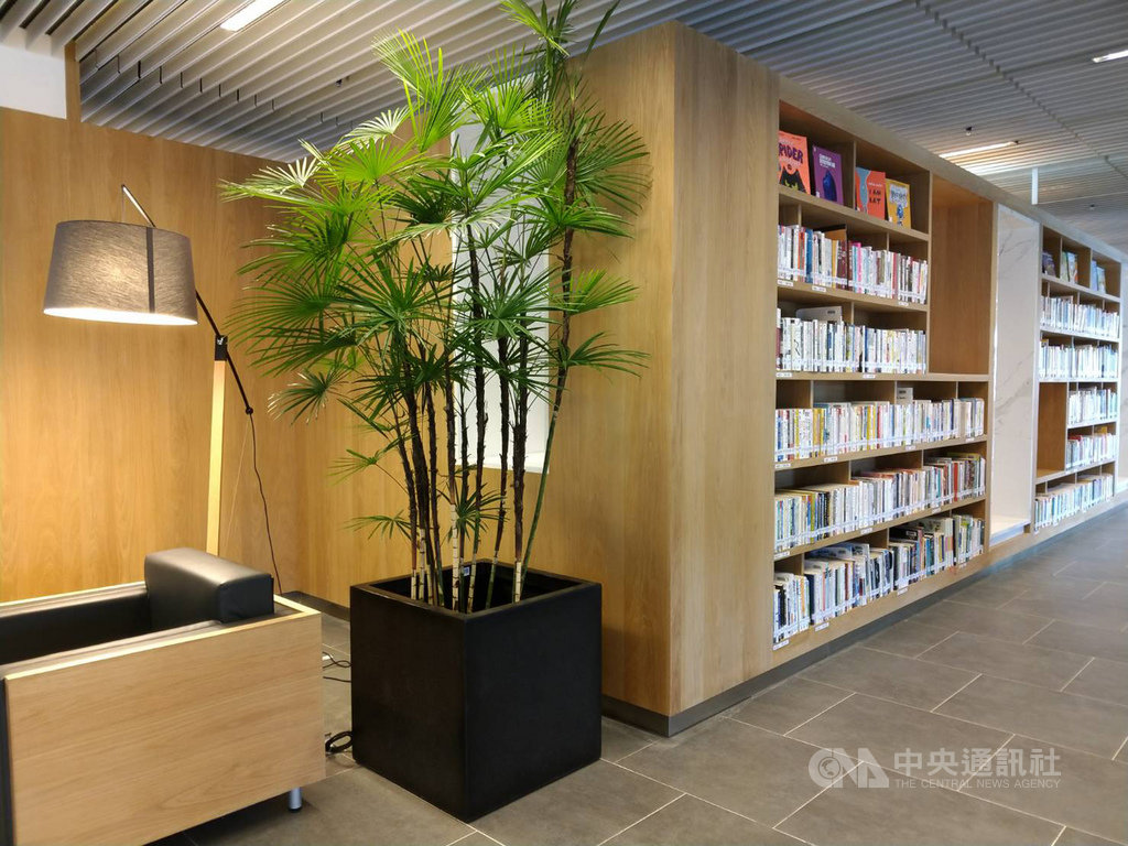 屏東縣立圖書館是全台首創以園區概念整建的森林圖書館,閱讀空間設計新穎,營造舒適、休閒的閱讀環境。中央社記者郭芷瑄攝 109年8月21日