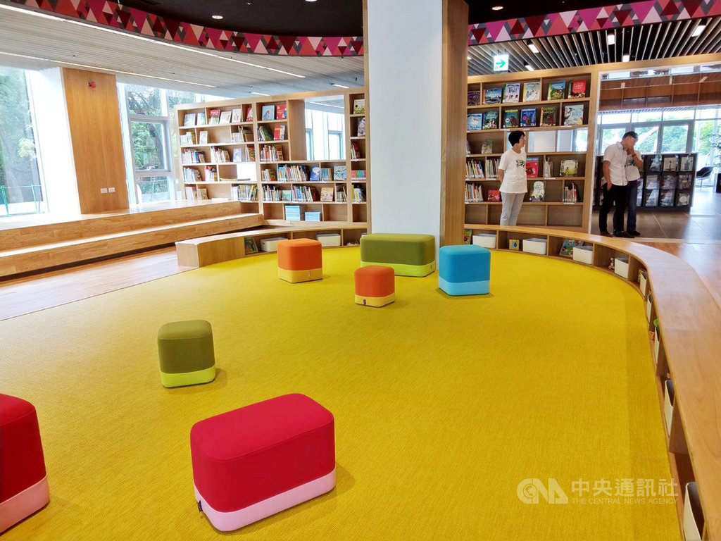 占地面積近5公頃的新建屏東縣立圖書館,由原來的縣立圖書館擴建,讓有30年歷史的老建築華麗變身,打造全齡化、多元化、生活化的閱讀空間。圖為兒童閱讀區。中央社記者郭芷瑄攝 109年8月21日