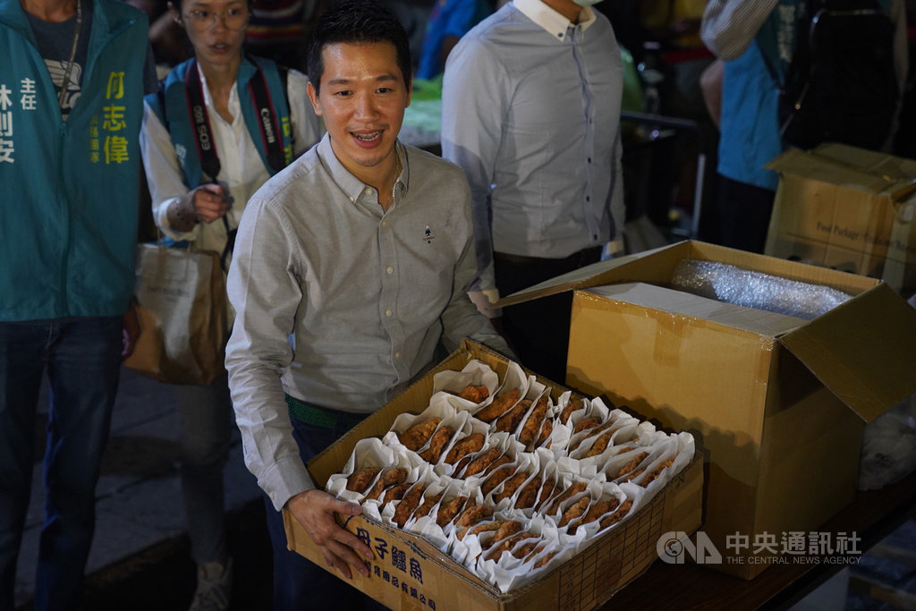 民進黨籍立委何志偉(前)7月曾在臉書發出祭品文,表示若在暑假查獲假三倍券,就要請吃雞排,何志偉也兌現諾言,21日晚間選在台北士林慈諴宮發放1200份雞排。中央社記者徐肇昌攝 109年8月21日