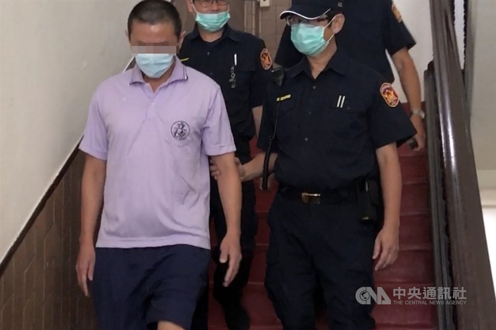 桃園梁姓男子(前左)涉砍下母親頭顱從12樓住處拋下,二審認定當下因吸毒而無辨識能力,20日改判無罪,並責付桃園市衛生局。可上訴。圖為梁男還押至候保室。中央社記者劉世怡攝 109年8月20日