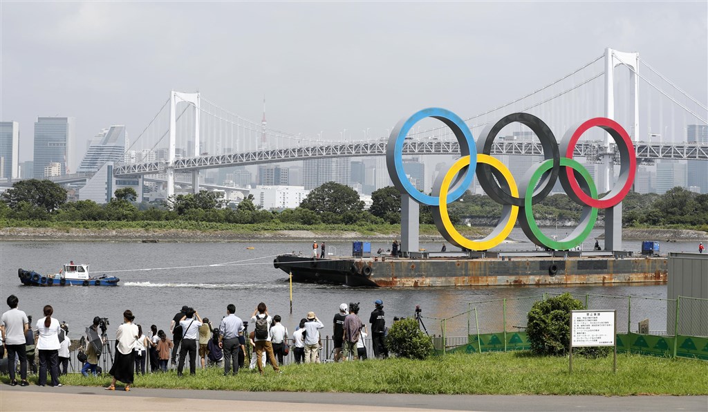 全球疫情是否持續延燒,關係到東京奧運及帕運能否如期登場,也成為新任首相菅義偉的難題之一。圖為8月9日原本設在東京台場海濱公園的奧運標誌被拆除。(共同社)