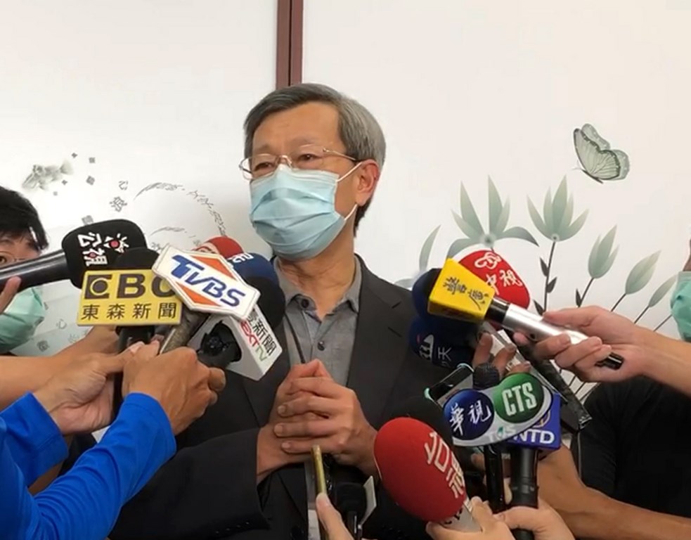 彰化縣衛生局採檢無症狀居家檢疫者引起連日風波,衛生局長葉彥伯(中)21日說,彰化只是比中央規定多做一點,讓大家多放心。(翻攝畫面)中央社記者蕭博陽彰化縣傳真 109年8月21日