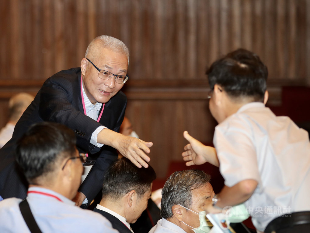 前國民黨主席吳敦義(左)22日上午在台北市議會出席「國家不安全研討會:台灣如何轉危為安」,與來賓握手致意。中央社記者張皓安攝 109年8月22日