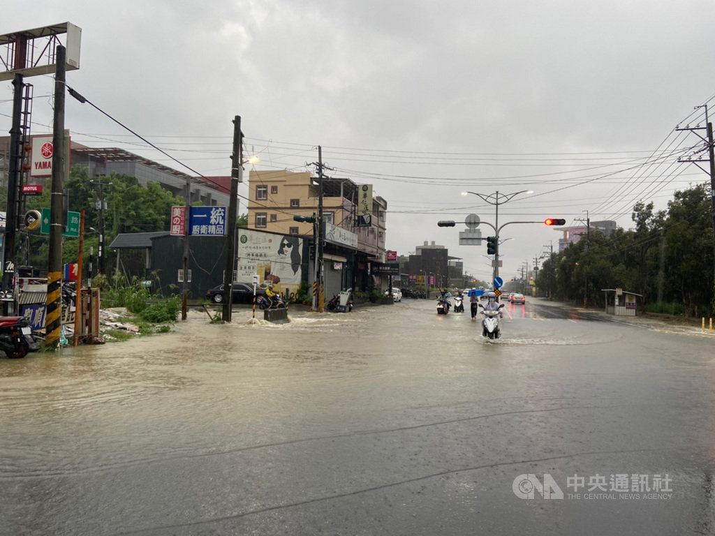 受到颱風巴威影響,高雄市22日下午強降雨,造成燕巢區樹德科技大學一帶積水,車輛涉水穿越,險象環生。(民眾提供)中央社記者王淑芬傳真 109年8月22日