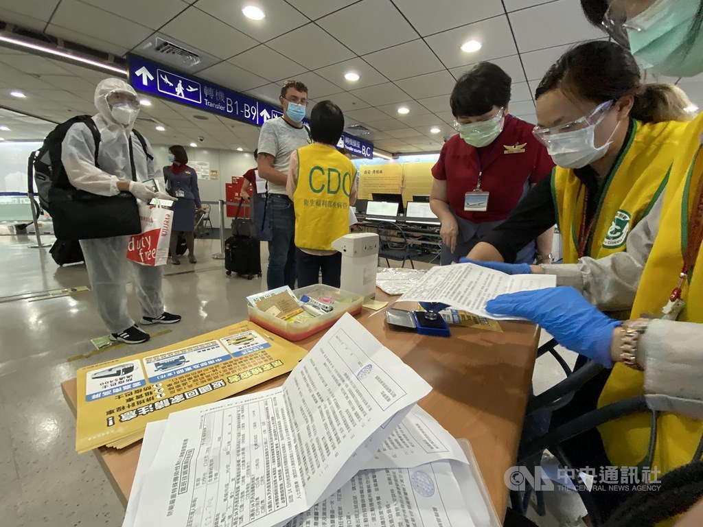 外傳國民黨執政14縣市將推動聯合入境普篩,行政院發言人丁怡銘22日表示,中央地方要防疫一條心。圖為桃園機場旅客入境檢疫作業。(中央社檔案照片)