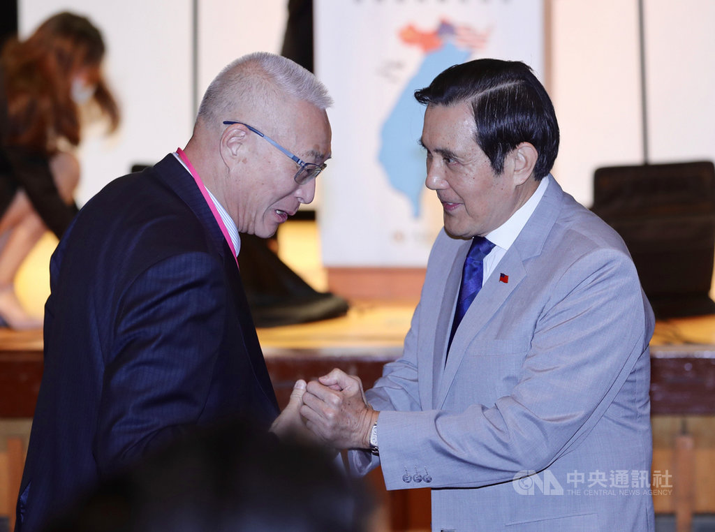 前總統馬英九(右)、前國民黨主席吳敦義(左)22日上午在台北市議會出席「國家不安全研討會:台灣如何轉危為安」,兩人握手致意。中央社記者張皓安攝 109年8月22日