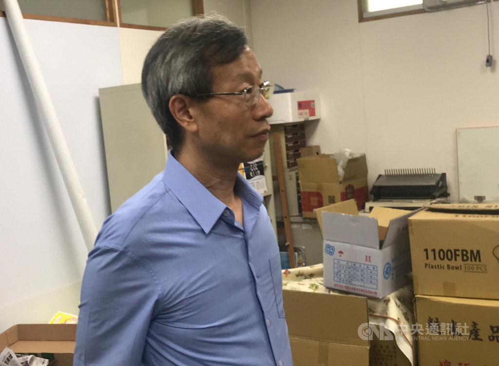 彰化縣衛生局先前針對接受居家檢疫無症狀的民眾進行篩檢引發爭議,局長葉彥伯22日受訪時表示,衛生局在接到衛福部疾管署公文後已經喊停,面對政風調查,他就是靜待調查結果出爐。中央社記者吳哲豪彰化攝 109年8月22日