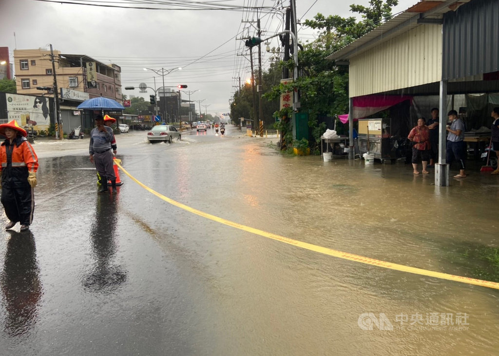 高雄市22日下午強降雨,造成燕巢區橫山路一帶積水約半個輪胎高,警方已拉起封鎖線,提醒過往人車注意安全。(民眾提供)中央社記者王淑芬傳真 109年8月22日