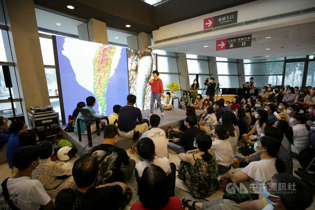 作家龍應台(中後橘衣立者)22日在屏東演藝廳舉辦新書讀者見面會,熱情讀者擠爆會場,甚至講台都坐滿了人。(屏東縣政府提供)中央社 109年8月22日
